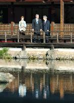 Bush visits Kinkakuji Temple in Kyoto