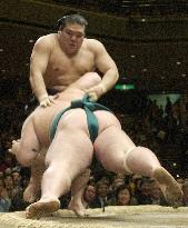 Tochiazuma suffers 3rd loss at New Year sumo