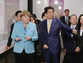 Abe, Merkel visit museum in Tokyo