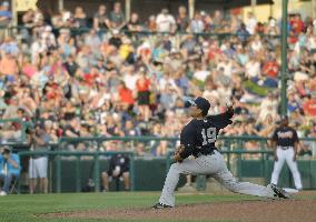 Tanaka pitches against Braves in spring training game