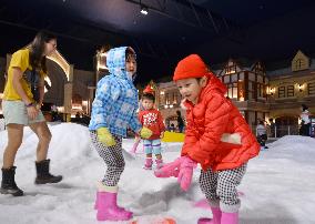 Children play with snow in Bangkok