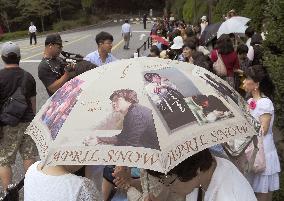 Over 100 Japanese fans in Seoul for Bae Yong Joon's wedding
