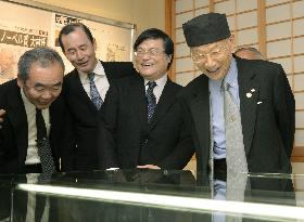 Nobel laureate Omura views exhibit of documents on his college life