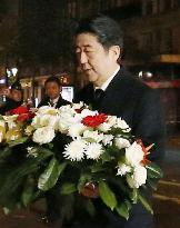 Japanese prime minister pays tribute to Paris attack victims