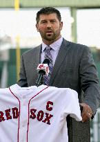 Varitek retires