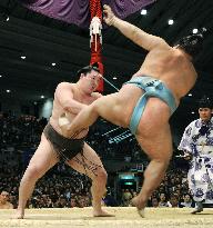 Yokozuna Hakuho beats Toyonoshima