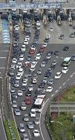 Tokyo tollgates flooded with vacationers