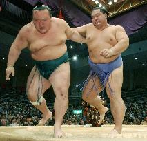 Ozeki Kaio bounces back with win at Kyushu sumo