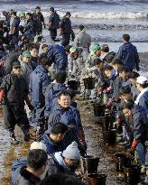 S. Koreans remove spilled oil
