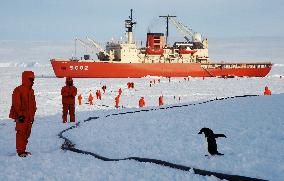 Japan's Antarctic exploration ship arrives at Showa Base