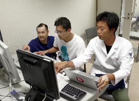 Physician Nagata gives guidance to young doctors