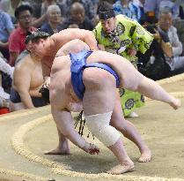 Hakuho beats Aoiyama at Nagoya sumo tournament
