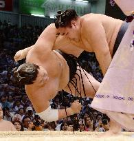 Hakuho, Kakuryu win to stay on collision course in Nagoya