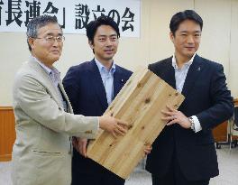 Local political leaders join hands to promote use of wooden panels