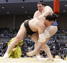 Harumafuji beats Aoiyama at Kyushu sumo tournament