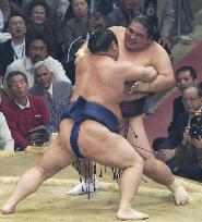 Asashoryu suffers shock 1st defeat at Kyushu sumo