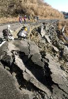 (4)Media members visit quake-isolated Yamakoshi village