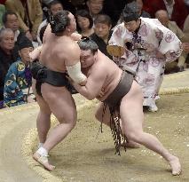 Hakuho eyes perfection at New Year sumo tournament