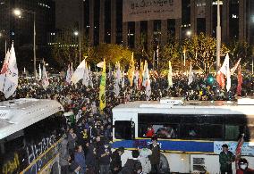Police clash with demonstrators in Seoul