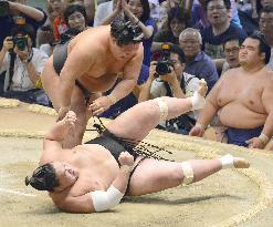 Terunofuji loses his first bout as ozeki