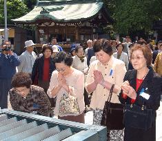 Soga prays at shirine