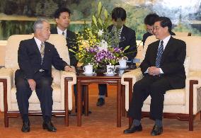 Hu meets Japanese friendship delegation