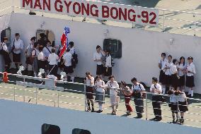 (2)N. Korean ferry Mangyongbong-92 arrives in Niigata