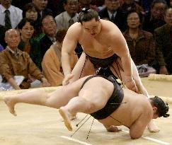 Asashoryu marches on at Kyushu tourney