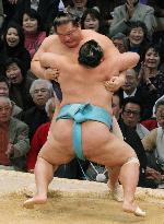 Kaio falls to 5th defeat at Kyushu sumo