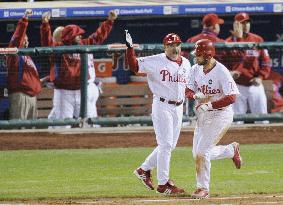 Yankees beat Phillies 7-4 in Game 4 of World Series