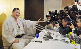 Hakuho celebrates Kyushu tourney win