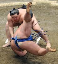 Asashoryu back with a bang at New Year sumo meet
