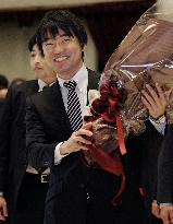Ex-Gov. Hashimoto takes office as Osaka mayor