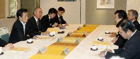 Okada discusses U.S. base issue with Ginowan mayor