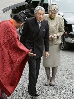 Emperor, empress arrive at Omiwa shrine in Nara Pref.