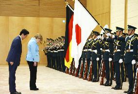 Abe, Merkel hold talks in Tokyo