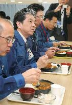 Fukushima Daiichi workers receive hot meals