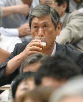 LDP's vice chief watches sumo bout
