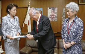 Parents of abductee Megumi Yokota hand petition to Yamatani