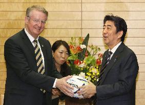 PM Abe meets with World Rugby Chairman Lapasset
