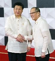 Philippine leader Aquino greets China's Xi at APEC summit dinner