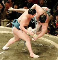 Hakuho beats Kokkai at New Year sumo