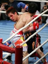 (2)Komatsu TKOed by champion Pongsaklek in WBC title fight