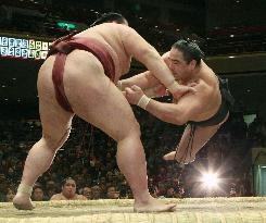 Kisenosato beats Aminishiki