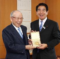 Nobel laureate Akasaki meets Education Minister Shimomura