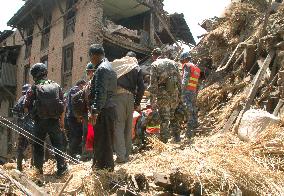 Nepal quake death toll rises to over 3,700 as relief aid pours in