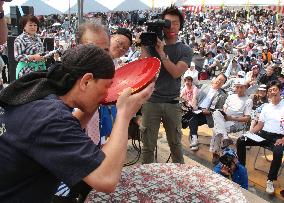 Man gulps down sake in drinking contest held in Kochi Pref.