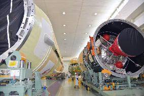 Mitsubishi Heavy shows H2B rocket to press