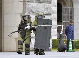 Experts remove mock bomb from Diet building during drill in Tokyo