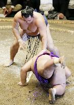 Kakuryu beats Sadanofuji at Autumn Grand Sumo Tournament